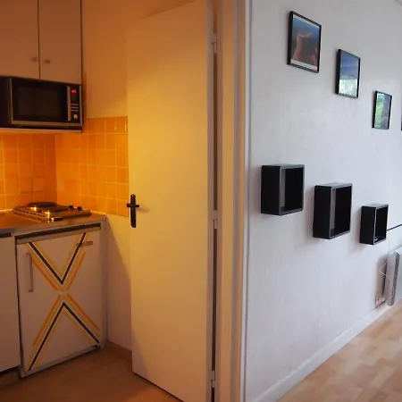 Studio-cabine Simple Et Fonctionnel à *